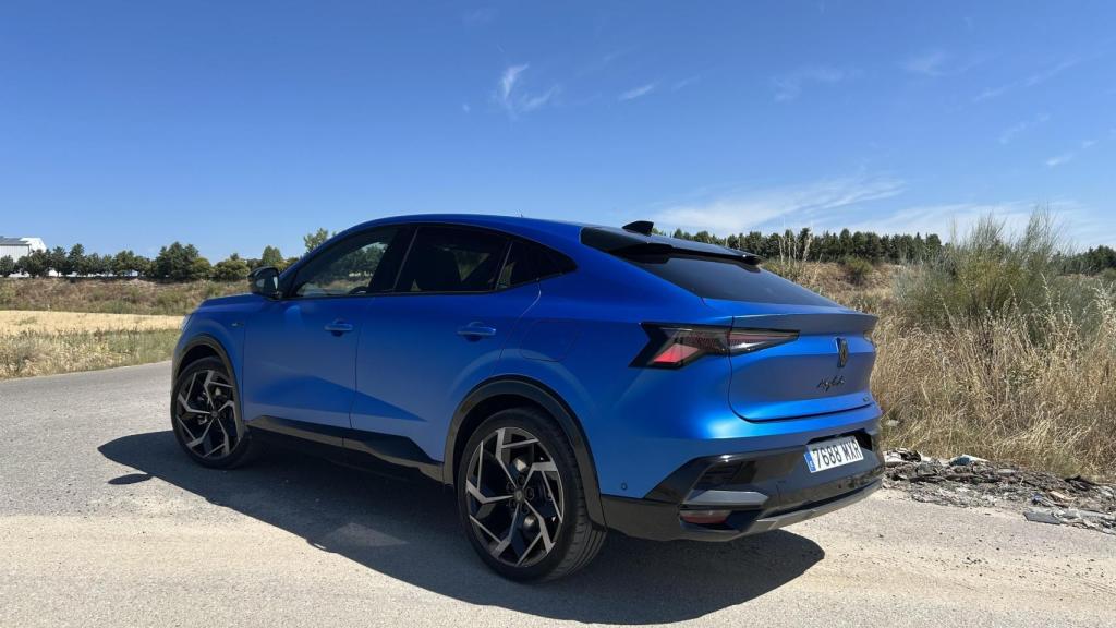 Vista tres cuartos trasera del Renault Rafale Atelier Alpine