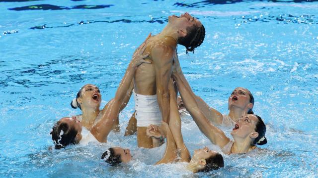 El equipo español de natación artística durante la final de rutina libre.