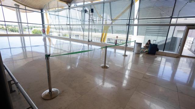 Zona balizada en la Terminal 4 del aeropuerto Adolfo Suárez Madrid-Barajas, a 24 de julio de 2025, en Madrid.