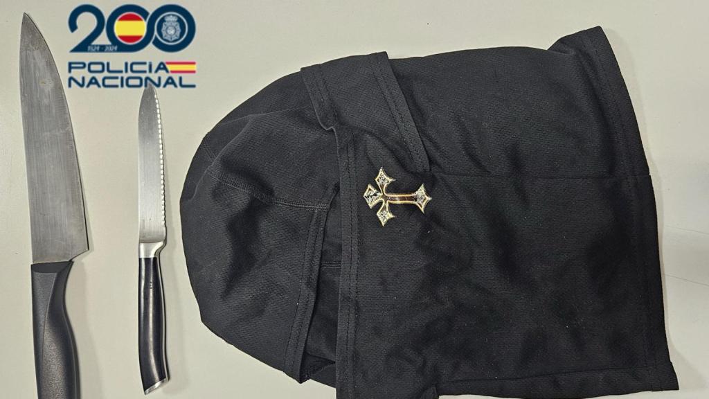 Pasamontañas y armas blancas requisadas por la Policía Nacional.