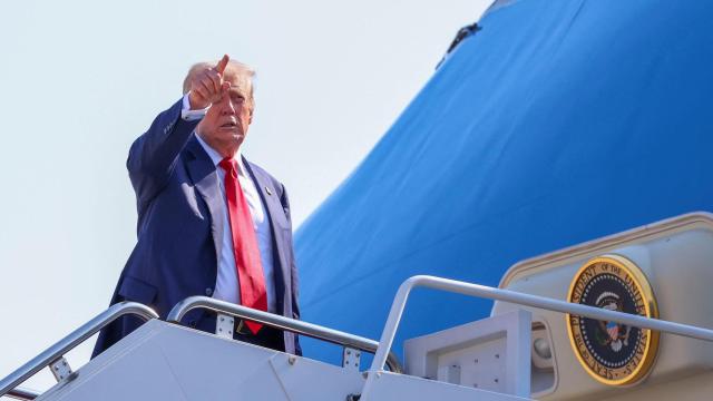 Donald Trump, antes de subir al avión que lo lleva a Escocia.