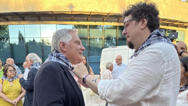 Daniel Rodríguez (d), Pandorgo 2025, y Francisco Cañizares (i), alcalde de Ciudad Real.