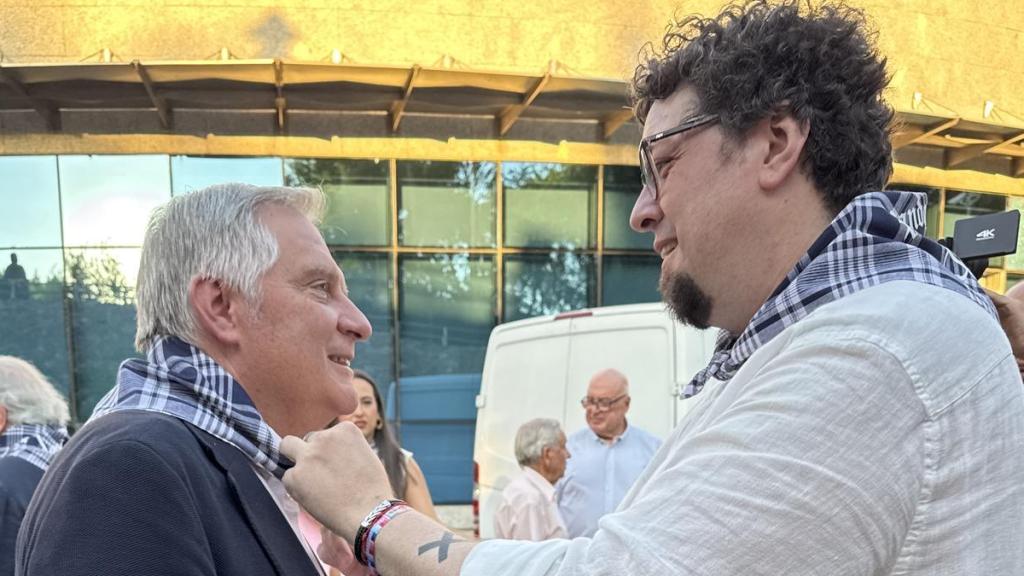 Daniel Rodríguez (d), Pandorgo 2025, y Francisco Cañizares (i), alcalde de Ciudad Real.