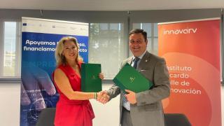 Carolina España y Ezequiel Navarro tras la firma del acuerdo.