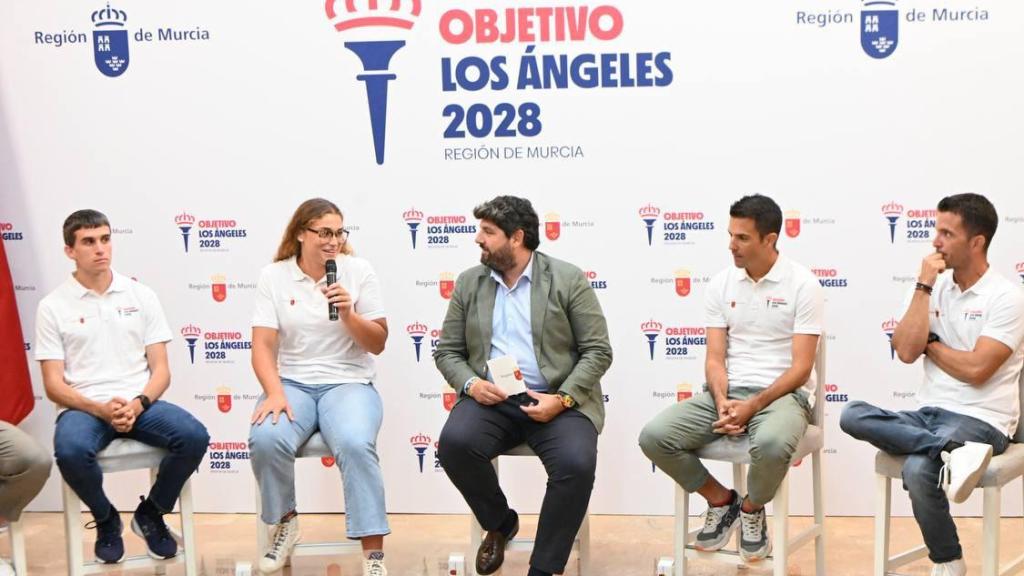 Fernando López Miras, rodeado de deportistas, durante la presentación de la iniciativa ‘Objetivo Los Ángeles 2028’.