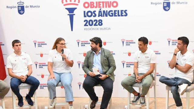 Fernando López Miras, rodeado de deportistas, durante la presentación de la iniciativa ‘Objetivo Los Ángeles 2028’.