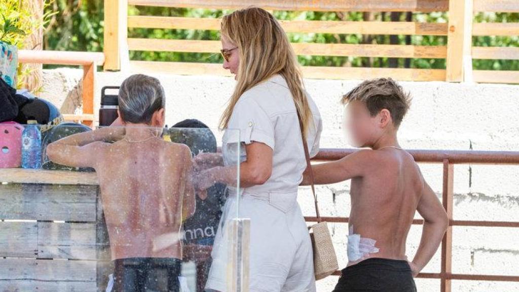 Elsa Pataky ha visitado un parque de surf en Madrid con sus tres hijos.