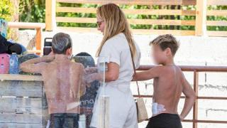 Elsa Pataky ha visitado un parque de surf en Madrid con sus tres hijos.
