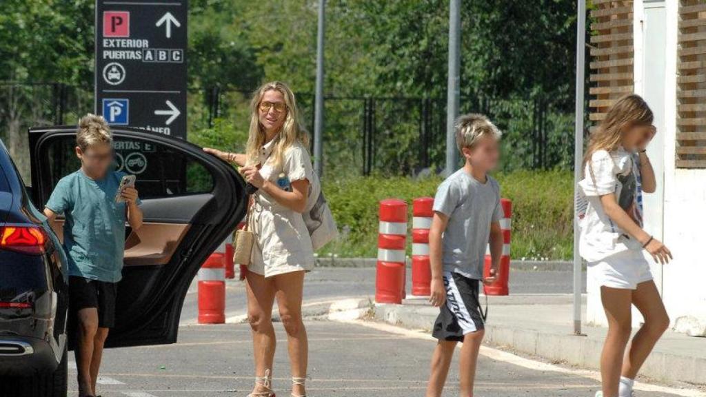 Elsa Pataky, con sus tres hijos en un parque acuático de Madrid.