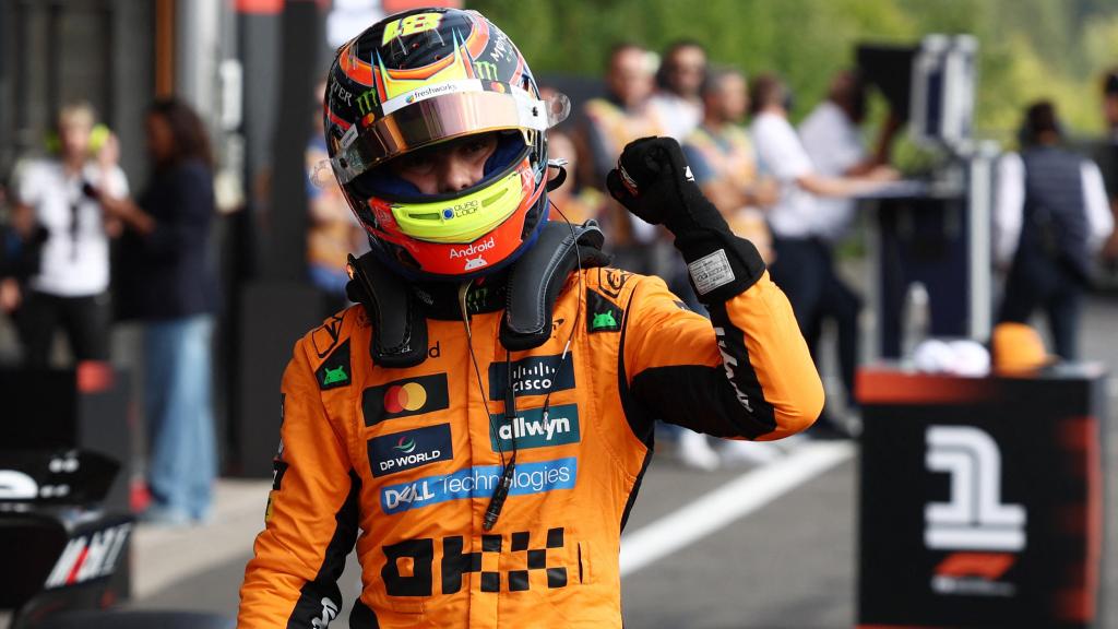 El piloto australiano de McLaren, Oscar Piastri, celebra su minipole.