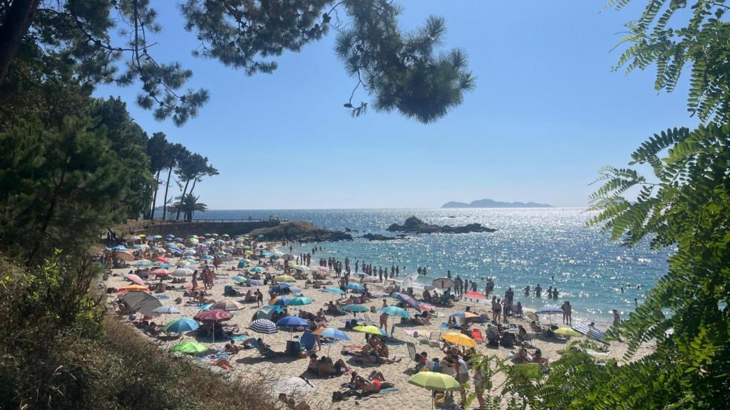 Playas llenas en Vigo: los arenales, el mejor refugio para el calor