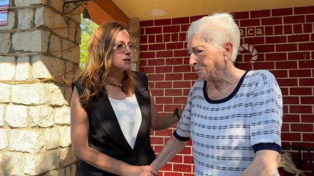Ana Jarque junto a Carmen Carnicer, víctima de okupación