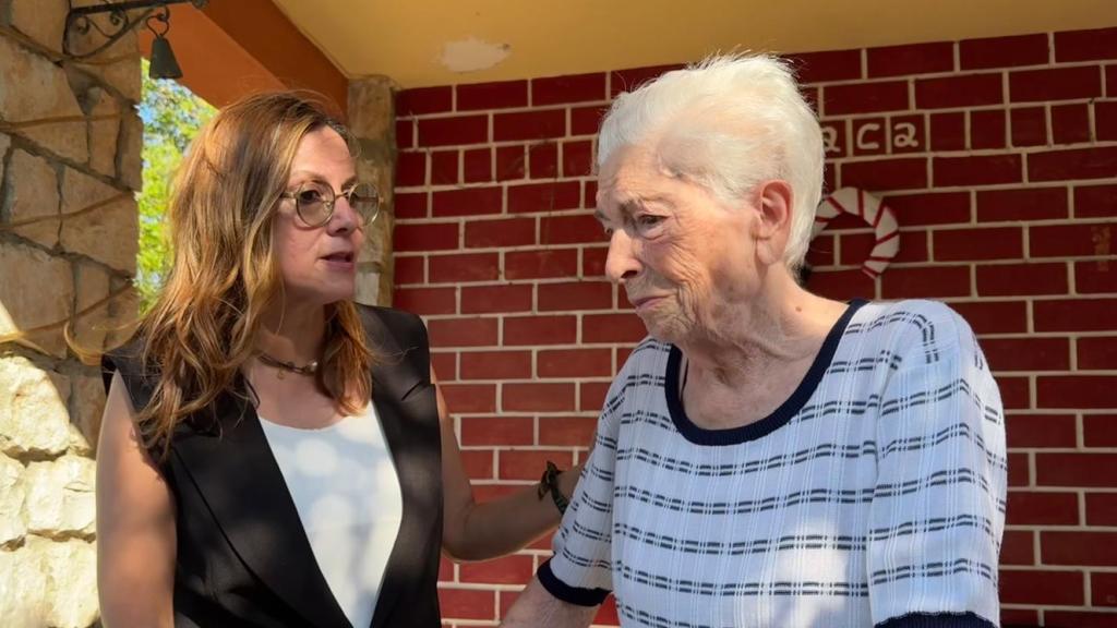 Ana Jarque junto a Carmen Carnicer, víctima de okupación