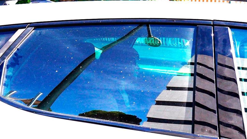 El coche de Juana Rivas a la llegada al juzgado donde este viernes entregó a su hijo menor a su padre.