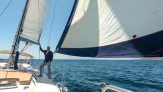 Daniel Celdrán a bordo del 'Candela', el velero que alquila para recorrer la costa.