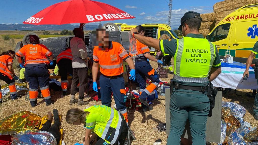 Los servicios médicos atienden a los heridos del accidente de tráfico en Huesca