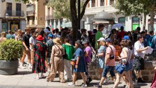 Un grupo de turistas pasea por la plaza de Zocodover, en Toledo.