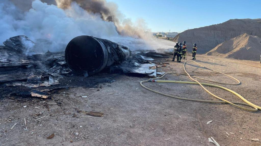 Varios bomberos trabajan en el incendio de la planta de reciclaje