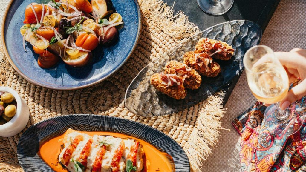 Una selección de platos de la carta del Beach Club de Cala San Miguel Resort.