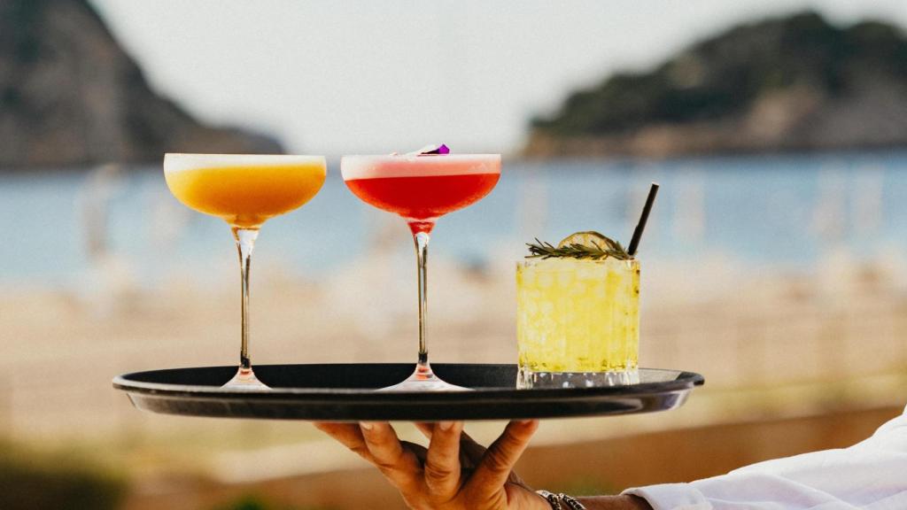 Los cócteles que se sirven en el Beach Club de Cala San Miguel Resort.