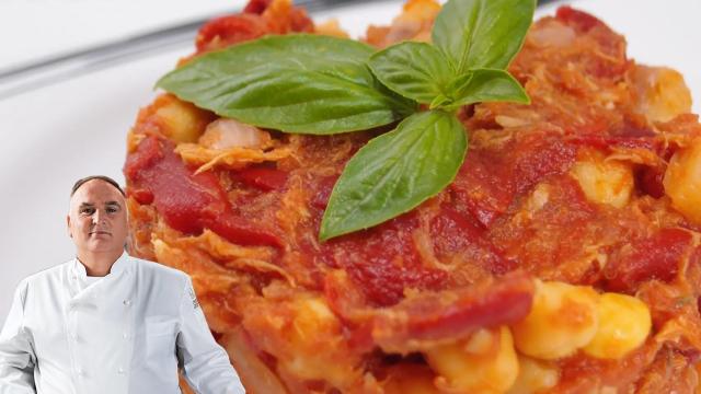 El chef José Andrés y una ensalada de legumbres en un montaje de El Español