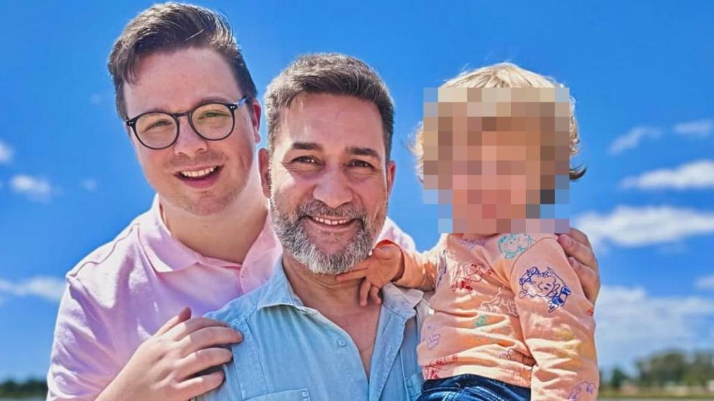 La pareja junto a su hijo Gabriel en una imagen de redes sociales.