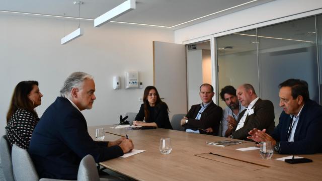 Esteban G. Pons y Carmen Crespo, reunidos con asociaciones agrarias de Italia, Suecia y España en la sede del Parlamento Europeo en Bruselas.