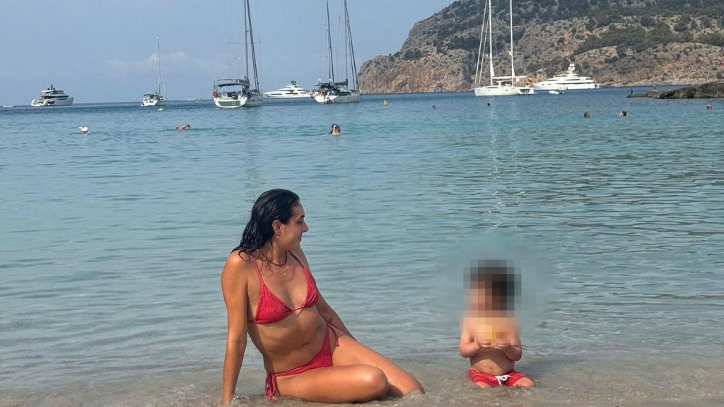 Crespí junto a su hijo en la playa.