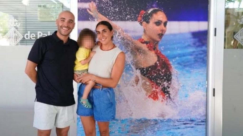 Marga Crespí junto a su marido e hijo.