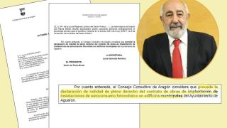 El alcalde de Aguarón, Lucio Cucalón, con el dictamen del Consejo Consultivo.