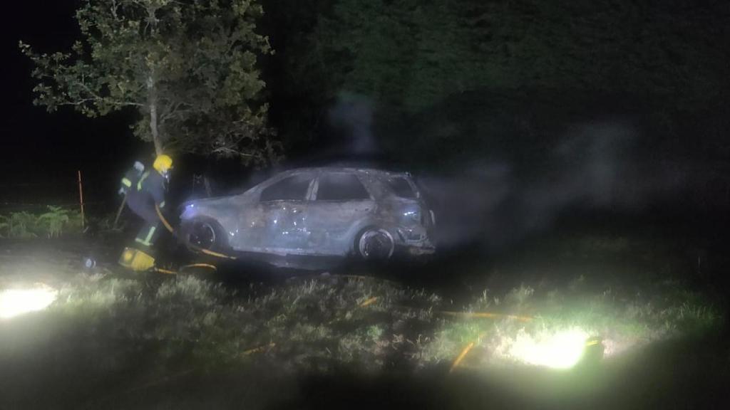 Estado del vehículo tras la acción de los bomberos.