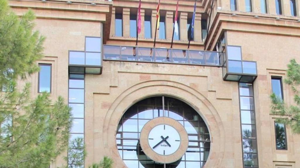 Billetes de euro y la fachada del Ayuntamiento de Albacete, el más endeudado de Castilla-La Mancha.