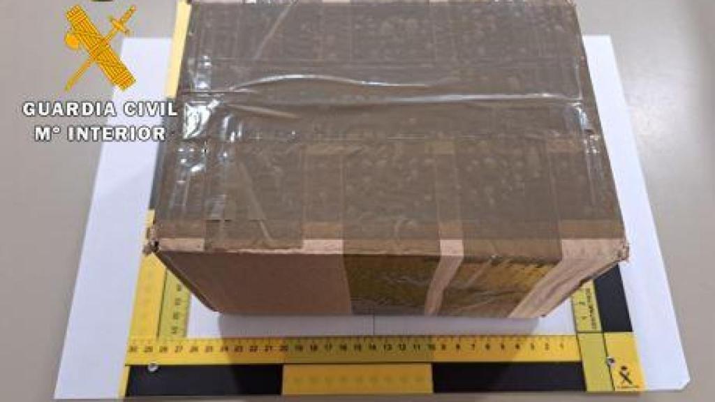 Gracias a un escáner se pudo confirmar que el paquete ocultaba una sustancia estupefaciente.