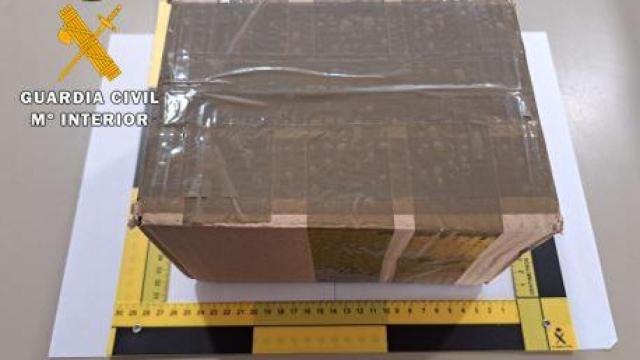 Gracias a un escáner se pudo confirmar que el paquete ocultaba una sustancia estupefaciente.