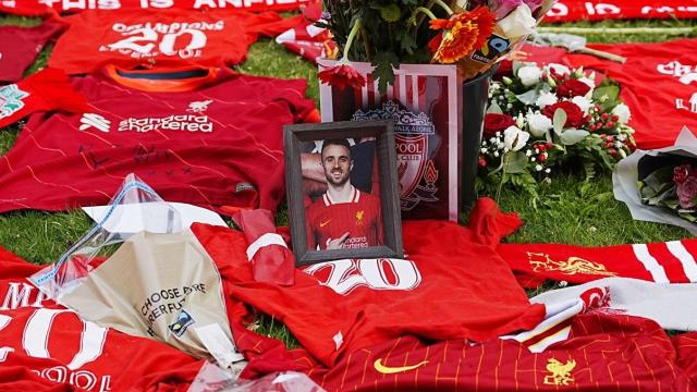 Tributo floral a Diogo Jota y su hermano en los aledaños de Anfield