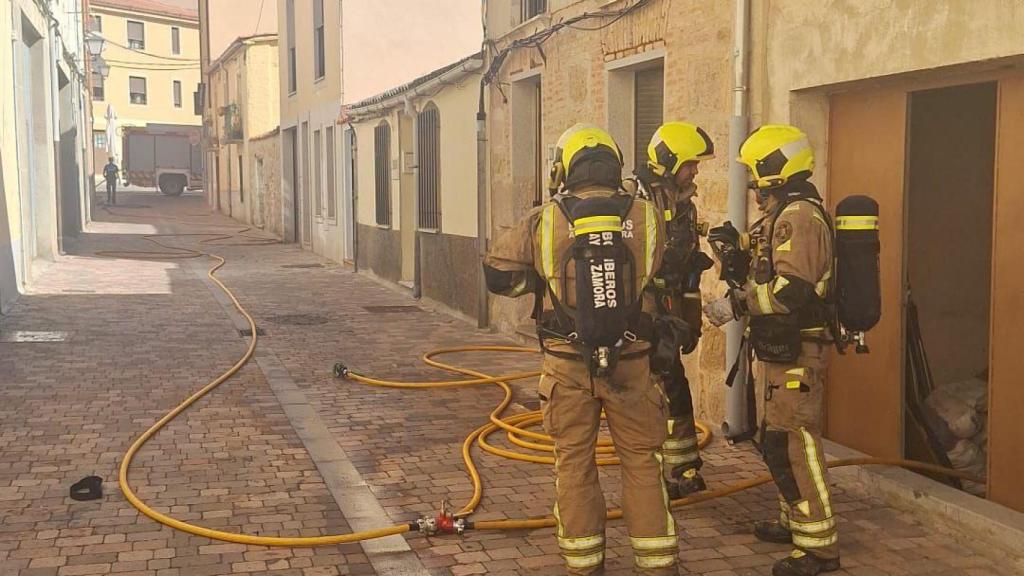 Los Bomberos del Ayuntamiento de Zamora han intervenido esta mañana en la extinción de un incendio en la Calle Mompayo