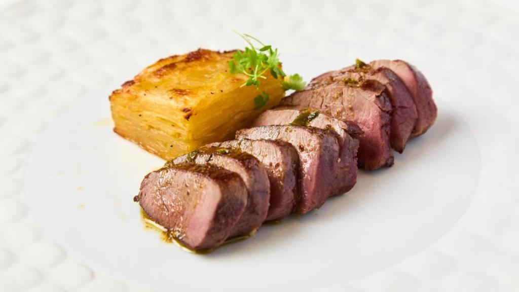 Solomillo de ciervo Café París y patatas Anna.