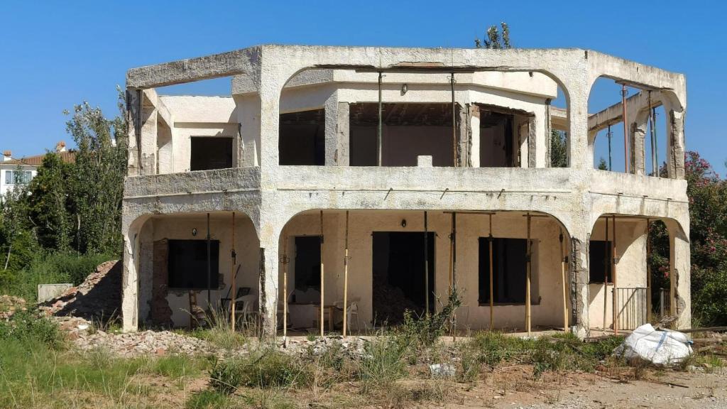 Detalle del estado en el que dejaron el chalet tras el derribo de las paredes a mazazos.