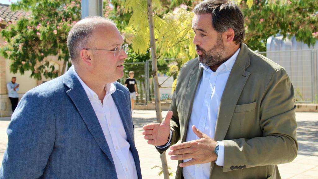 Miguel Tellado (i) y Paco Núñez (d), este sábado en Tomelloso (Ciudad Real).