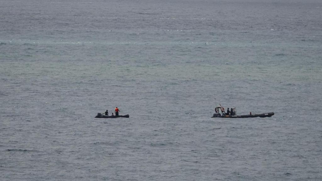 Dos embarcaciones de la Guardia Civil interceptan a varios migrantes que intentaban entrar a Ceuta.