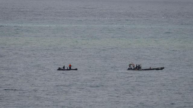 Dos embarcaciones de la Guardia Civil interceptan a varios migrantes que intentaban entrar a Ceuta.