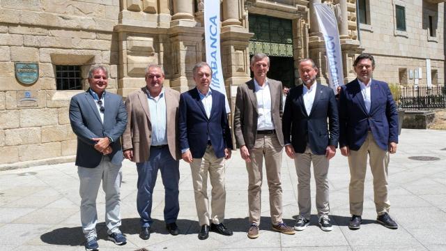 El presidente de Abanca, Juan Carlos Escotet, y el presidente de la Xunta, Alfonso Rueda, entre los asistentes a la IX Romería Internacional de la entidad bancaria en el Parador de Santo Estevo, en Nogueira de Ramuín (Ourense).