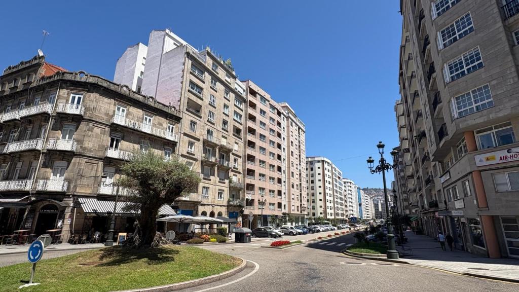 Una de las calles de Vigo con pleno sol.