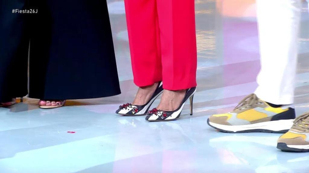 Las zapatos de María Teresa Campos en los pies de Terelu Campos en 'Fiesta'.