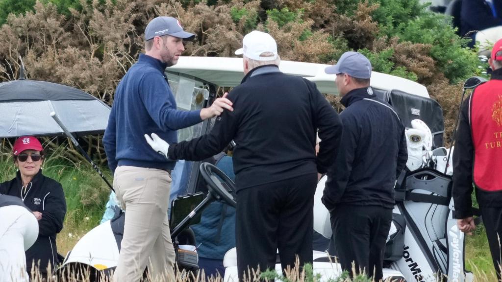 Donald Trump, con su hijo Eric, en su campo de golf en Turnberry, Escocia.