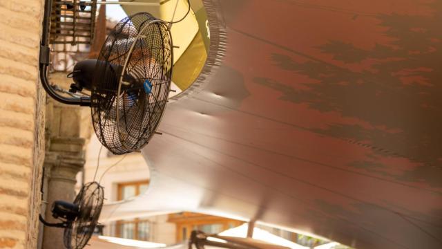 Ventiladores en un establecimiento hostelero de Toledo.