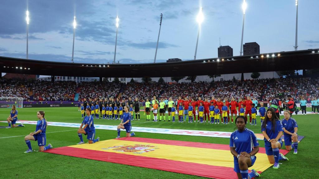 Momento de los himnos en la semifinal de la Eurocopa femenina entre España y Alemania