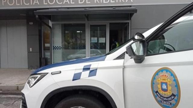 Imagen de un vehículo de la Policía Local de Ribeira.