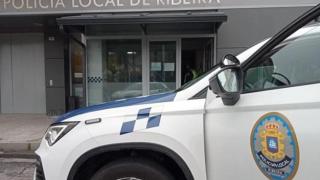 Imagen de un vehículo de la Policía Local de Ribeira.
