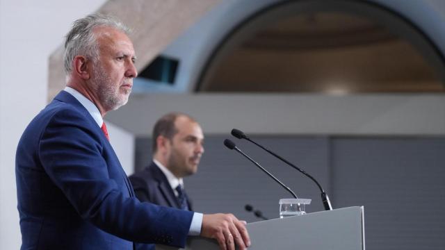 El ministro Ángel Víctor Torres, el pasado día 14 junto al consejero de la Presidencia de la Generalitat, Albert Dalmau Miranda, tras pactar el traspaso de la recaudación del IRPF a Cataluña.
